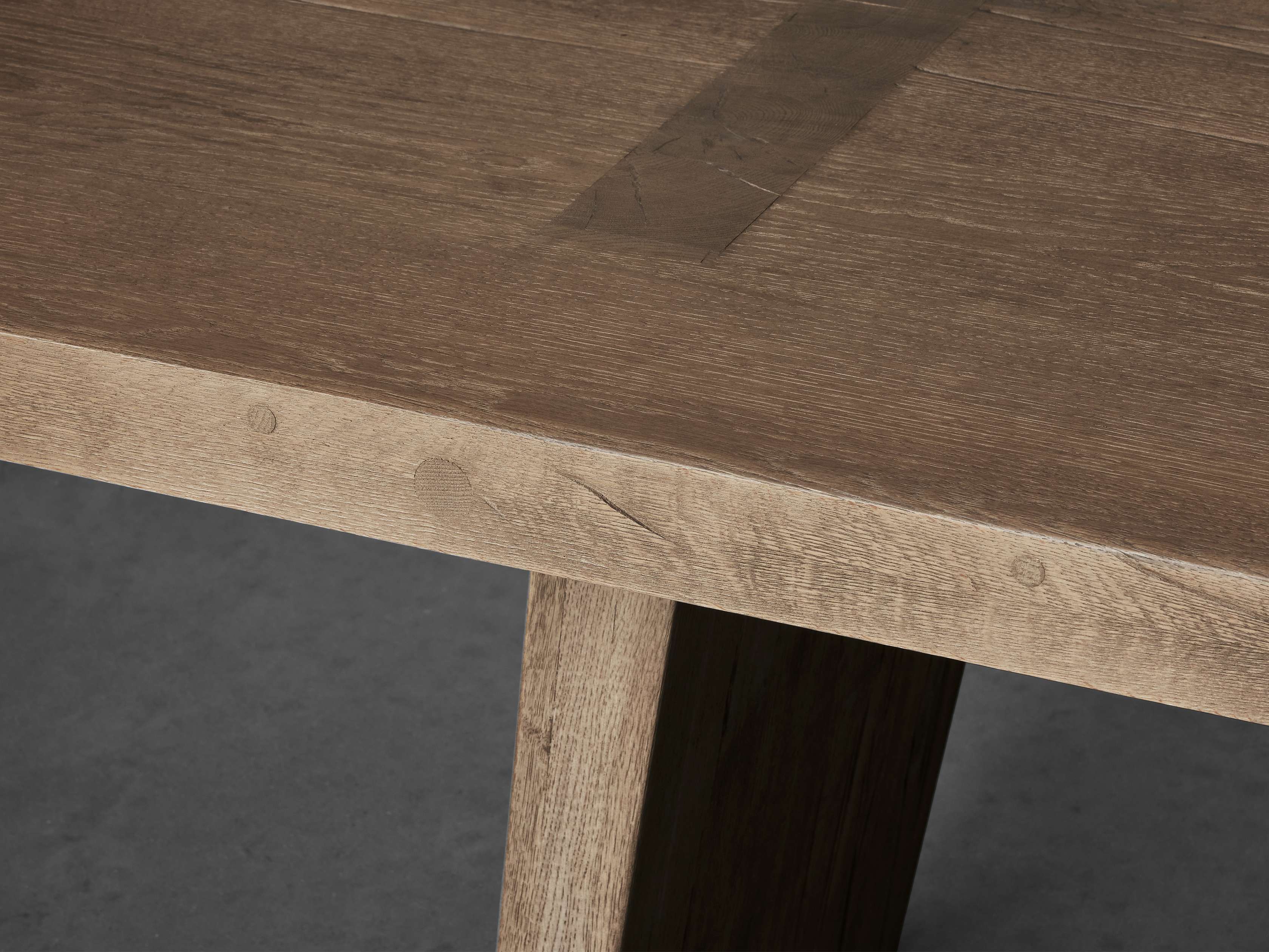 Panta store dining table