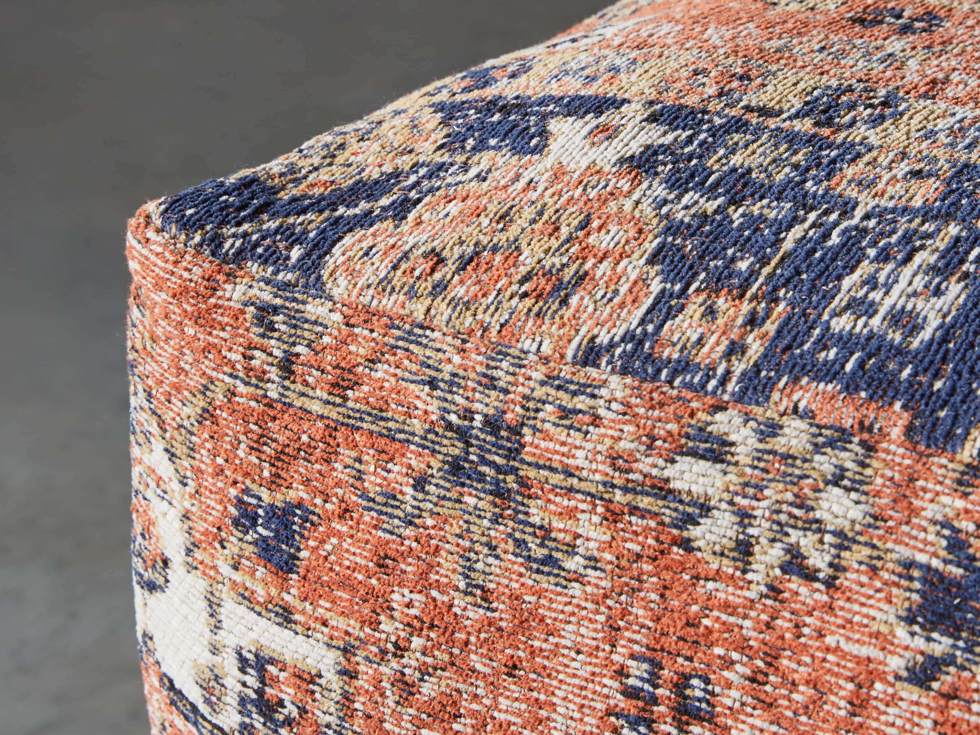 Henty Pouf, slide 2 of 3