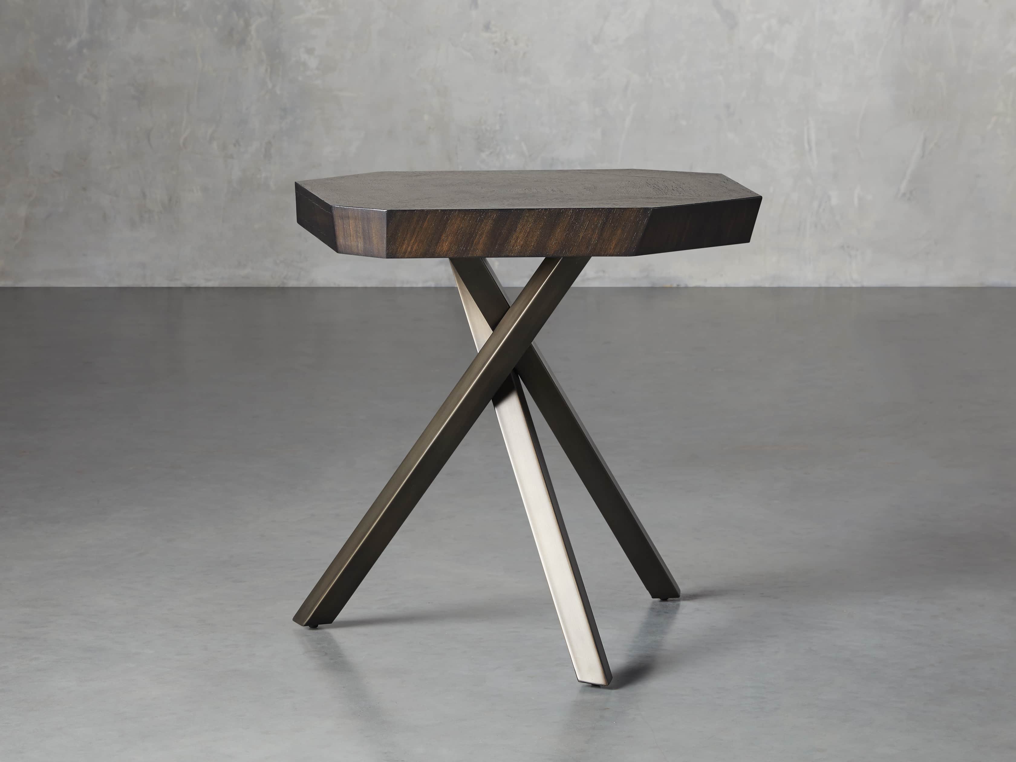 Carrinna 24" End Table in Oscuro