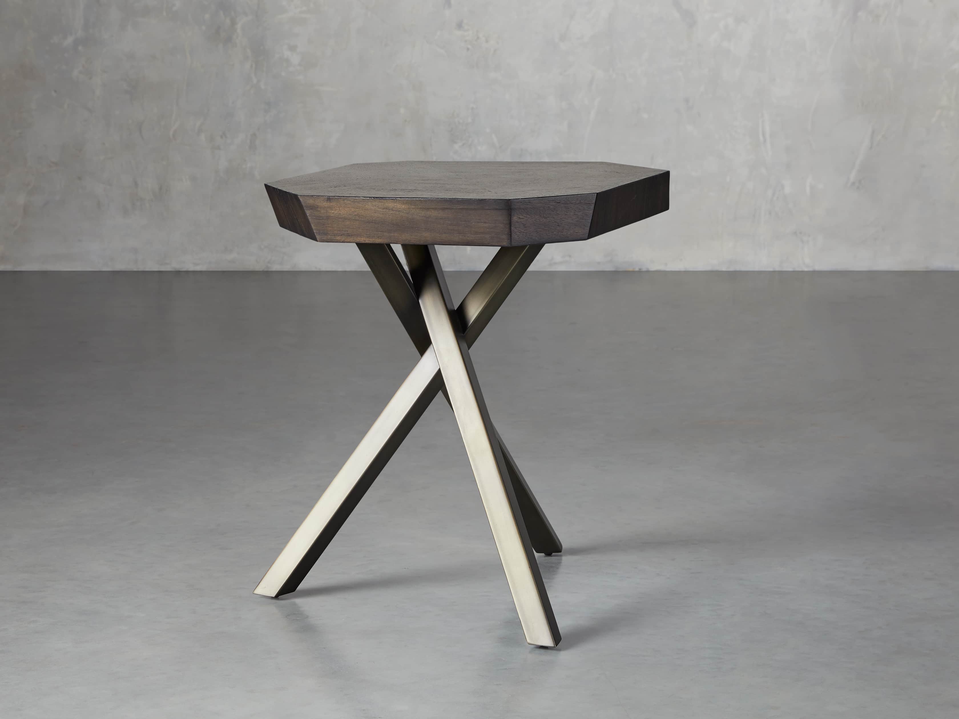 Carrinna 24" End Table in Oscuro
