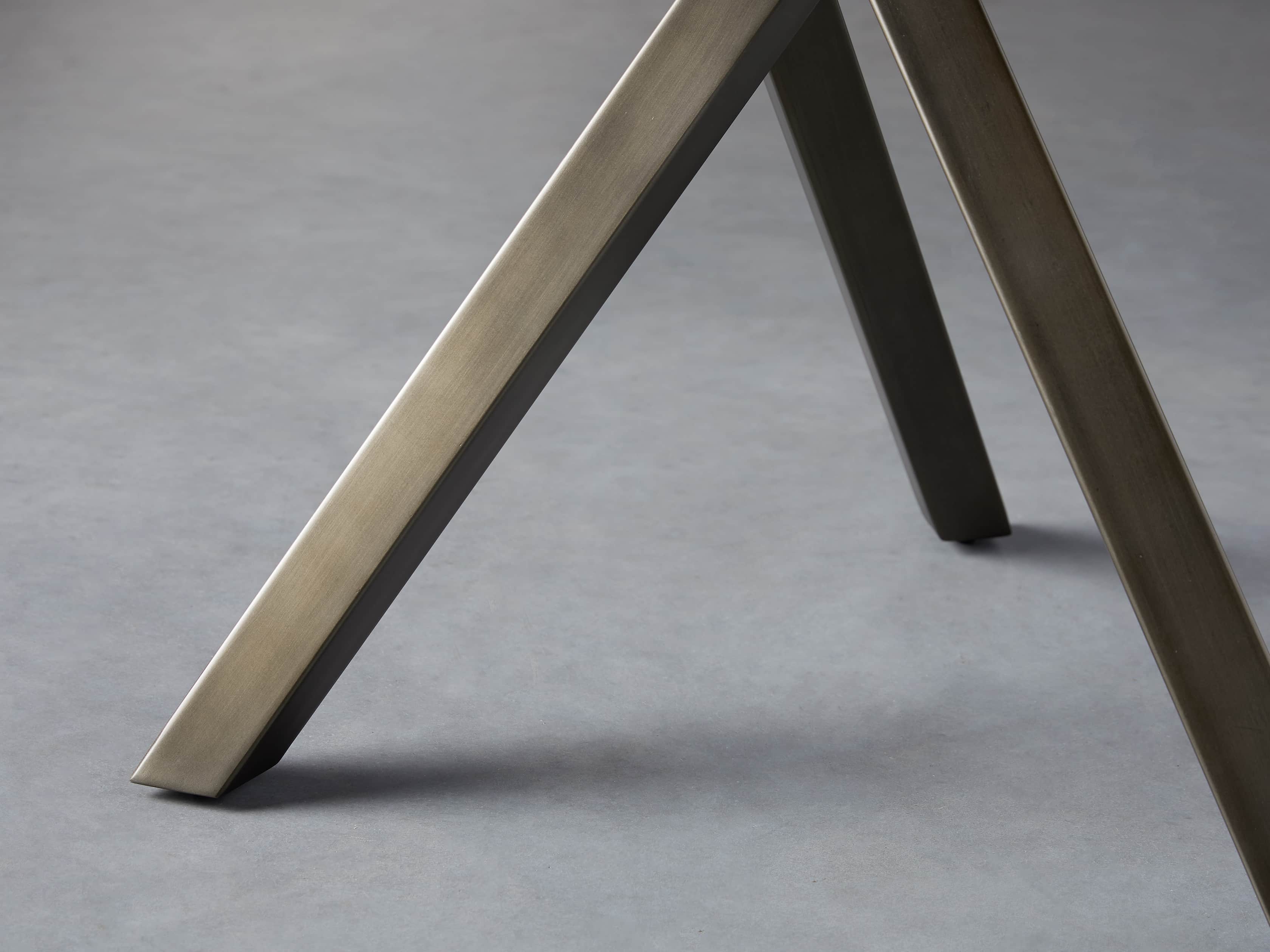 Carrinna 24" End Table in Oscuro