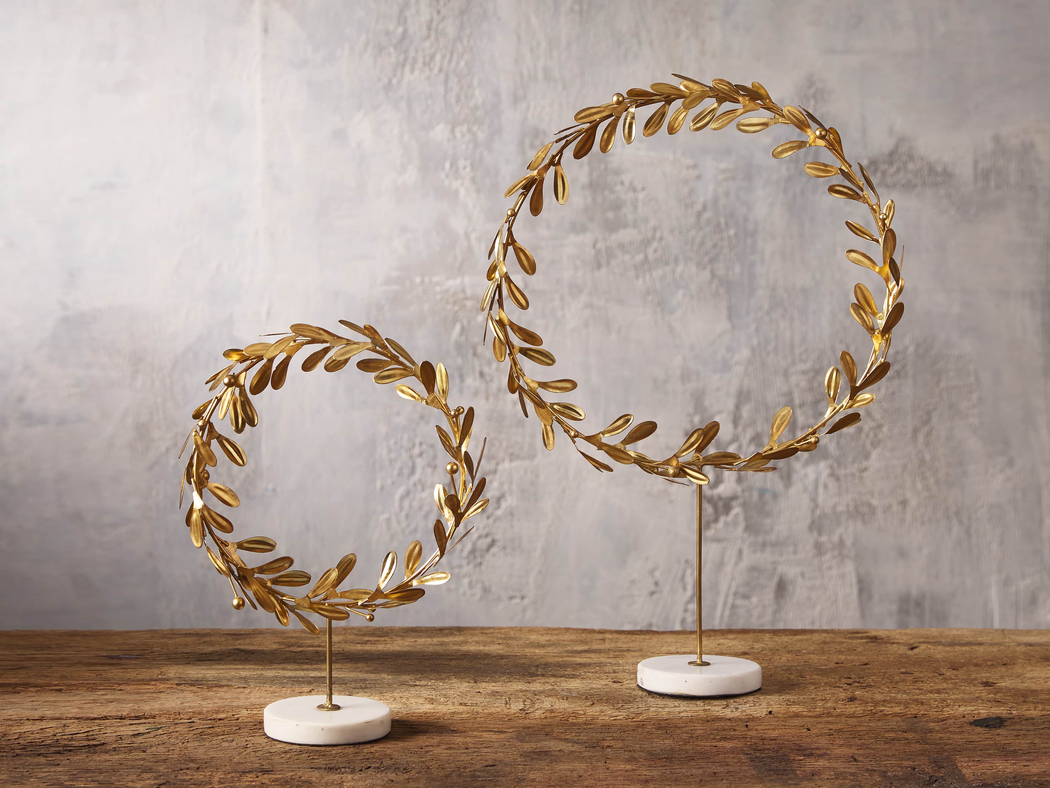 Large Metal Mistletoe Wreath on Stand, slide 3 of 3
