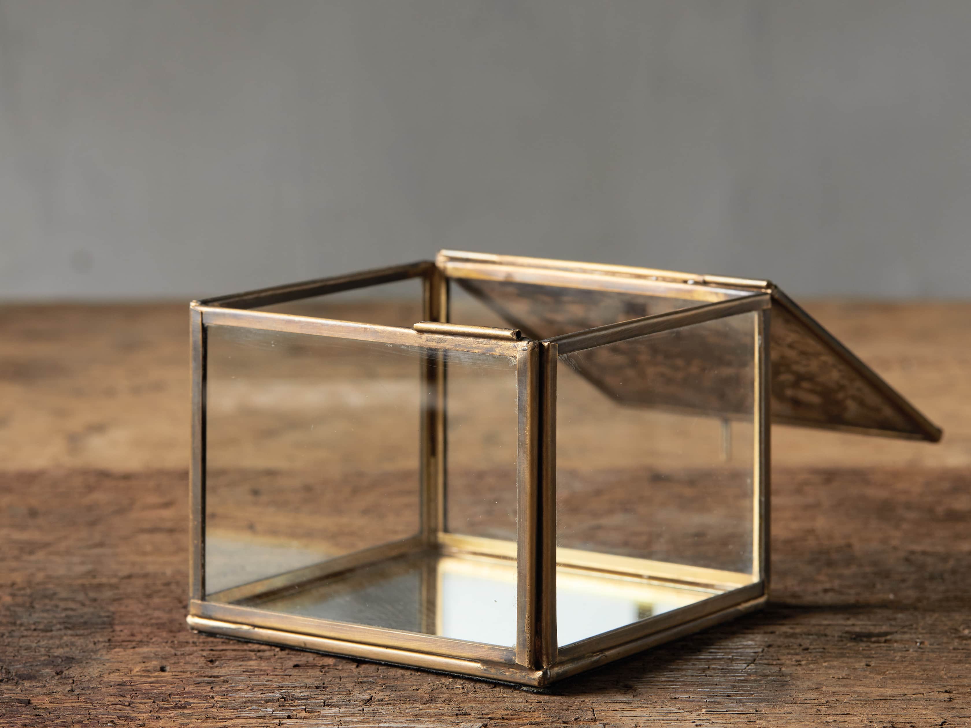 Vienne Display Box, slide 2 of 3