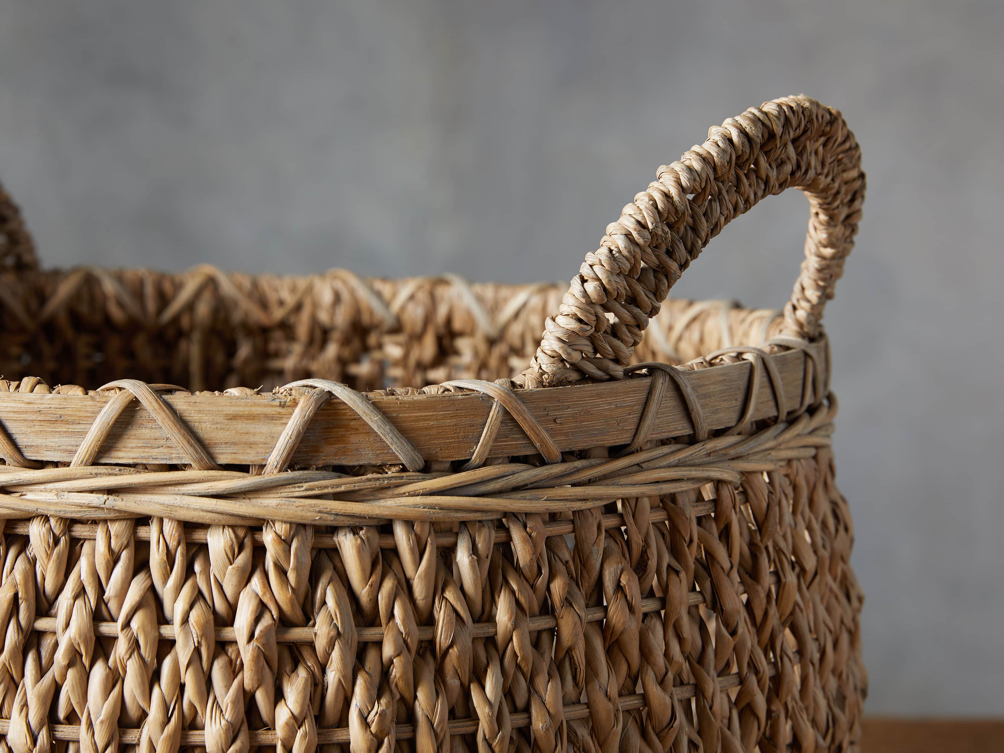 Large round discount basket for blankets