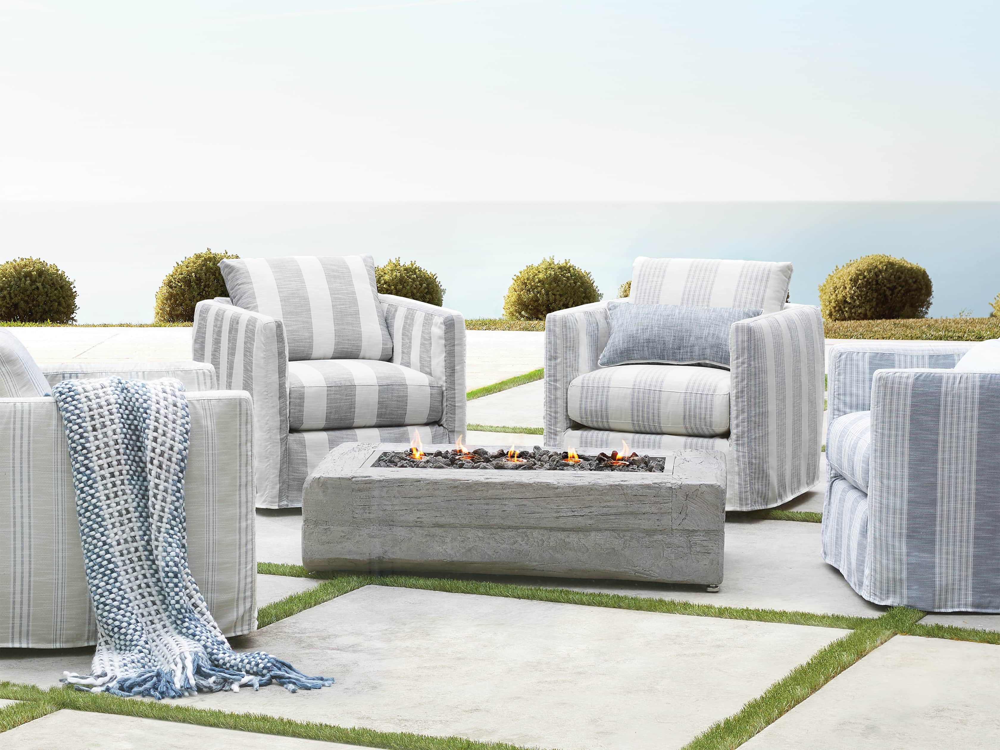 Spinnaker Outdoor 32" Slipcovered Swivel Chair in Surrey Blue