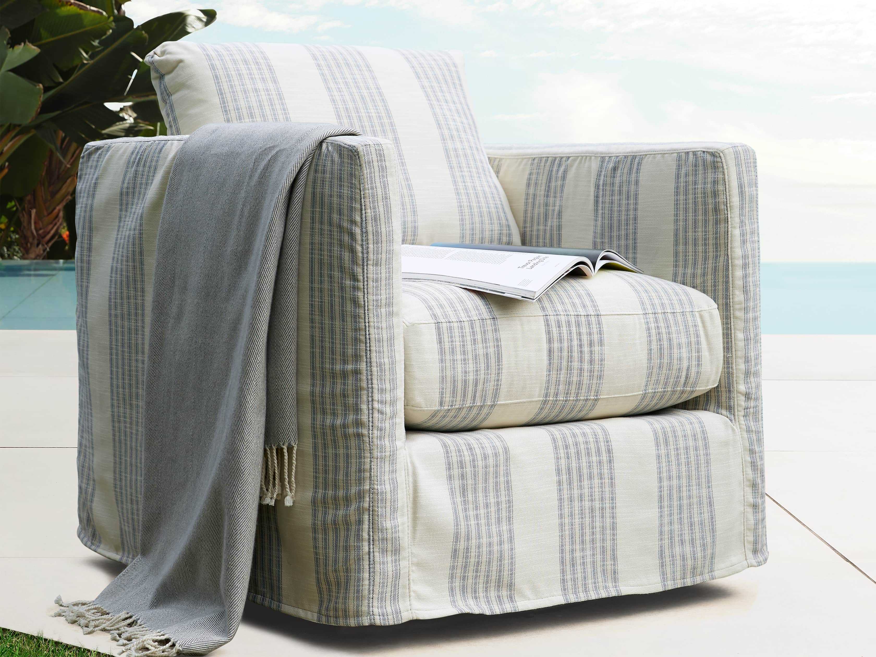 Spinnaker Outdoor 32" Slipcovered Swivel Chair in Surrey Blue