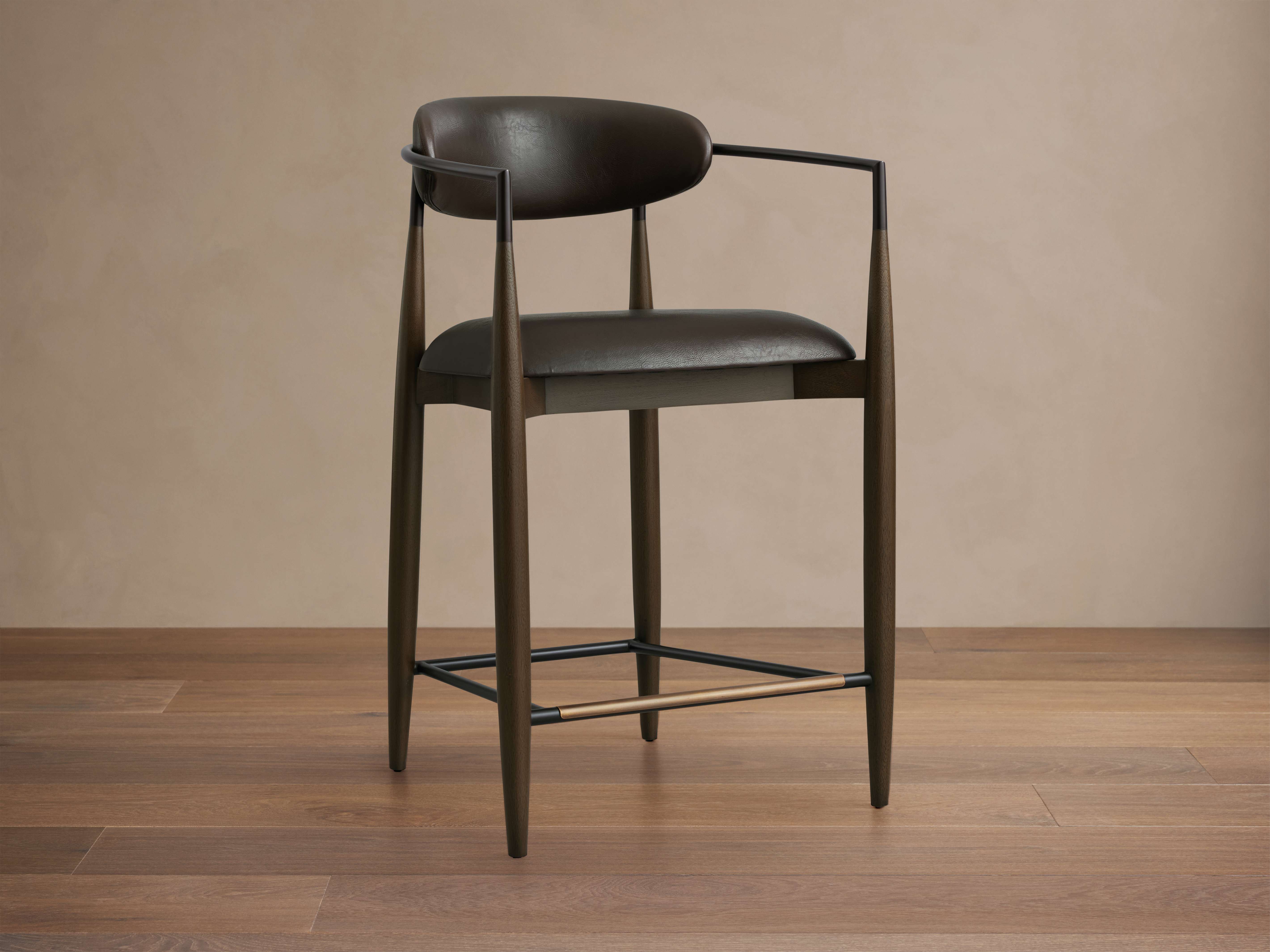 アンティークポストモダンAntocks Lairn アームチェア Jagger Faux Leather Stool – Arhaus