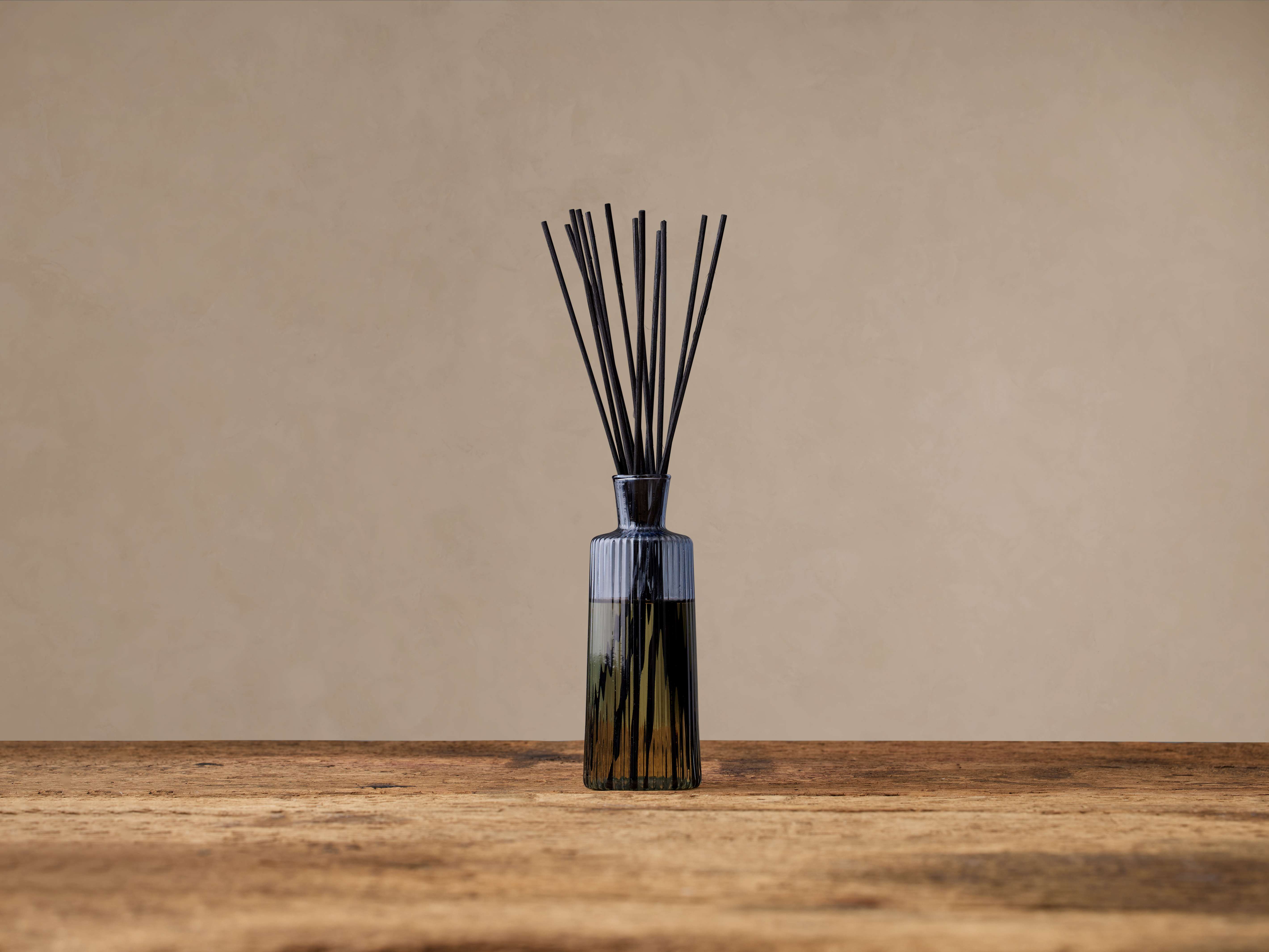 Signature Diffuser in Suede Wood and Vetiver