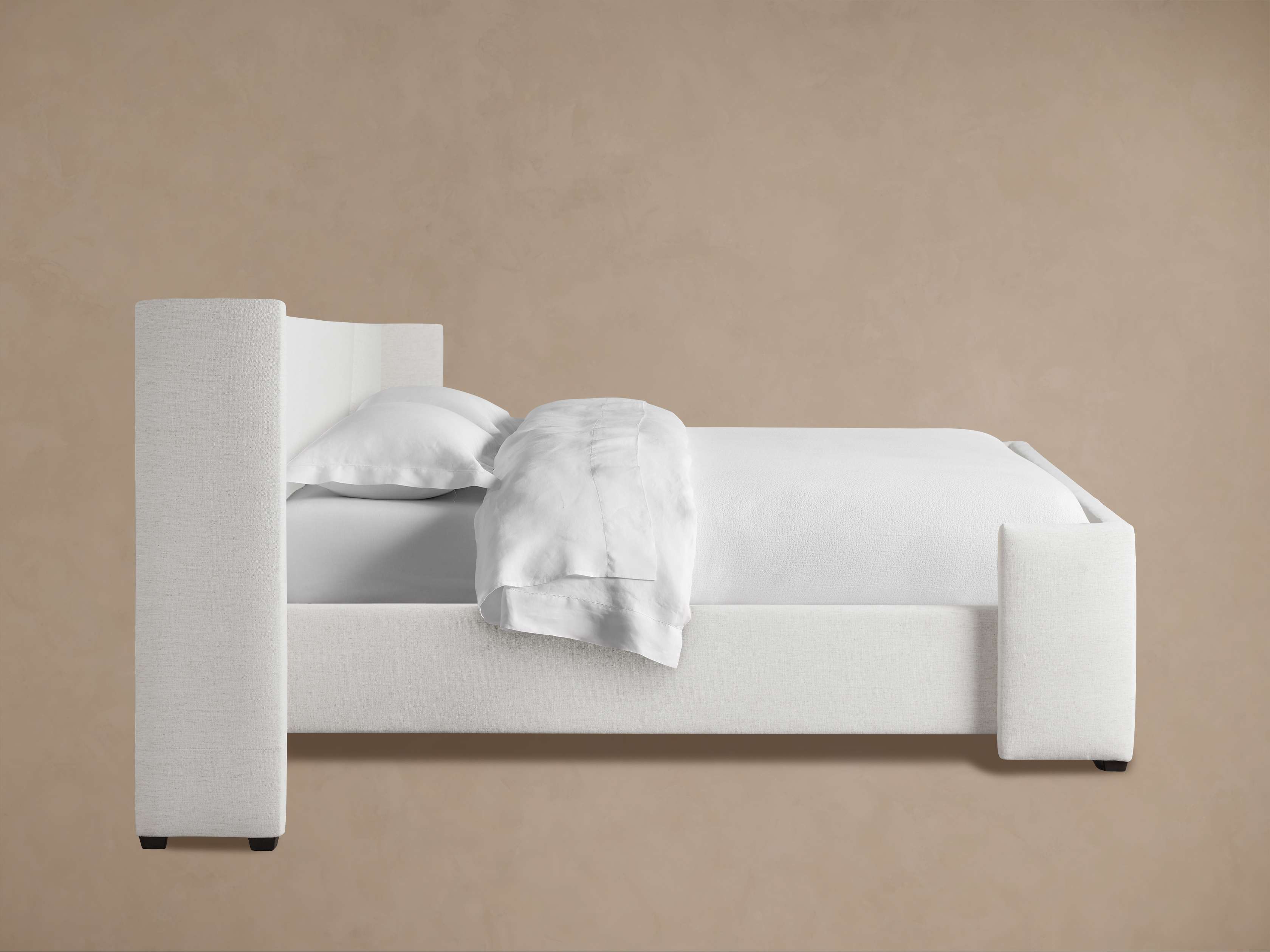 Hughページ Wyller Extended Headboard Bed with High Footboard – Arhaus